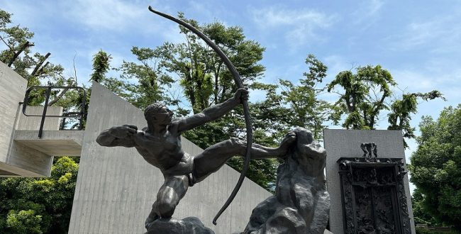 「弓をひくヘラクレス」（エミール゠アントワーヌ・ブールデル）(国立西洋美術館・東京)